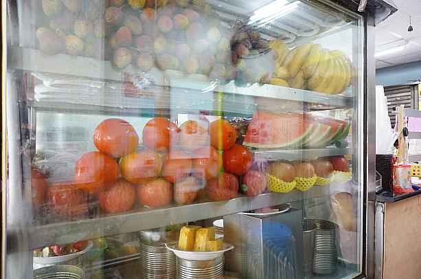大きな冷蔵庫には、旬のフルーツがこれでもかとどっさり！