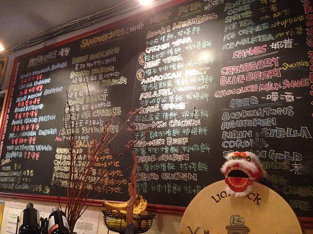 黒板にはびっしりとおすすめメニューが！<br>
ハンバーガーやサンドイッチがメインでビールやカクテルも楽しめます