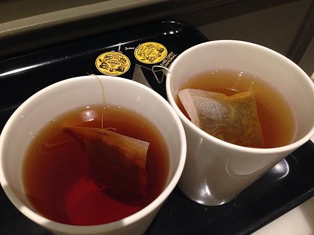 紅茶は左・Marco Polo馬可波羅花茶（通常140元）と<br>
右・Earl Grey Imperial皇家伯爵紅茶（通常140元）をオーダー