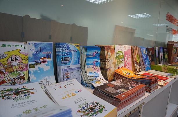 棚の上には台湾観光に関するパンフレットがいっぱい！こちらも、どうぞお持ち帰りくださいね♪