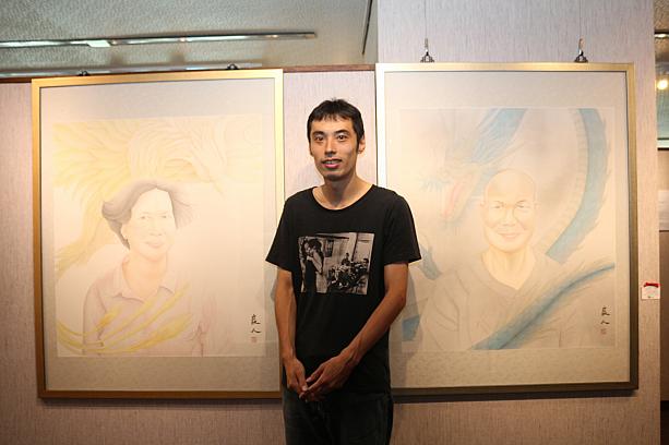 小笠原良人さんは仲のよい「呉夫妻」の肖像画を「龍鳳」を背景に描きました
