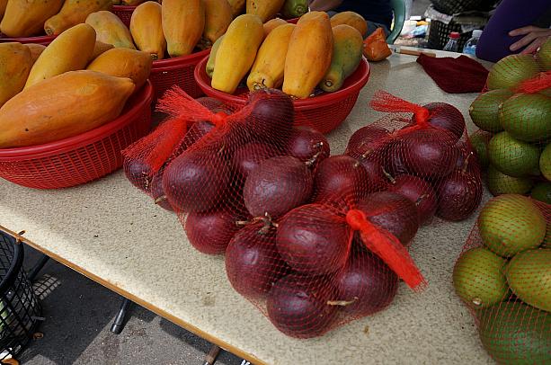 マンゴーの外にもトロピカルフルーツに出会えるのも、この市場の魅力！