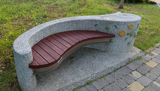 デザインされたほのぼのベンチ