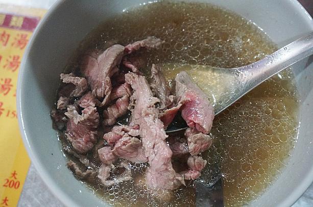 これは「上等牛肉湯」100元<br>写真で見ると油っぽいのかな？と思ってしまいますが、そんなことはなくとっても飲みやすいですよ！<br>生肉をしゃぶしゃぶしているので、肉のうまみがダイレクトに感じられてうまうま～～