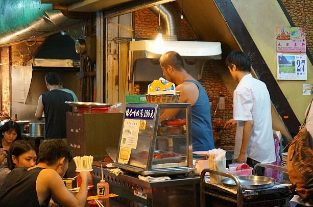 それは「鬍鬚忠牛肉湯」！<br>横には台南名物の鱔魚麺（田うなぎ麺）が売っているので、同時にどっちも楽しめるというわけなんです！