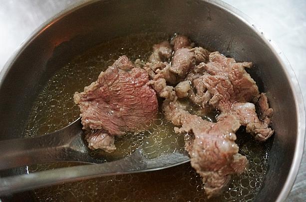 こちらは上等よりもお肉が柔らかい「花紋牛肉湯」150元。ナビは日ごろからカルビ肉などが好きな「肉油大好き」女子なので、こちらが好みです。この日売り切れていた頂級牛肉湯はもっとやわらかいのかな？？とリベンジを誓いましたよ～