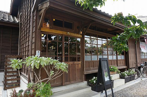 日本時代の木造建築28棟を移築して作られた「檜意森活村」。その中に「KANO故事館」があるので訪れた方も多いのでは？<br>その横にある「森咖啡 morikoohii」へやってきました