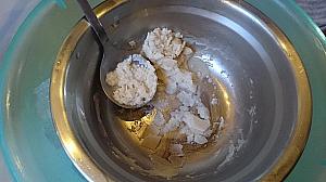 「豆奶冰粉樂」 氷に塩を足してより冷たくし、調理します