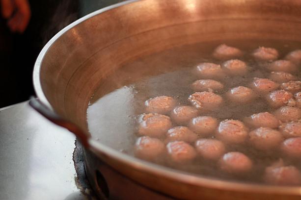 ナビたちの作った摃丸が大きな鍋で茹でられます<br>まだかな、まだかな〜とお腹を空かせた子供のように待ちます