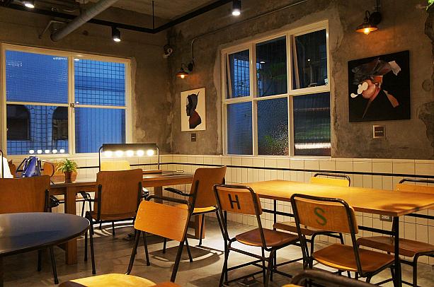 リノベなどを手がける設計会社が手がけるこのカフェ。店内もシンプルながら細部にまでこだわっています