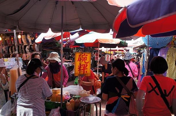 肉圓屋さんは市場の中にあるので、食べ終わったら市場をぶらぶら！台北とは比べ物にならないくらいにぎわっていましたよ！