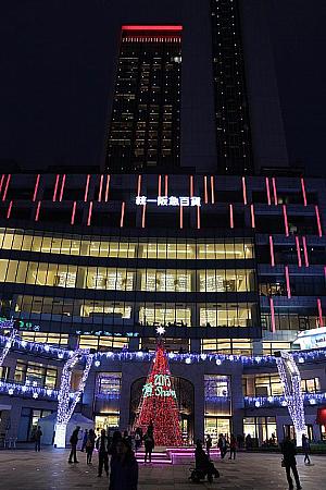そして、MRT「市政府」駅」横の「統一阪急百貨」の2階広場が、今年は一番きれいでした