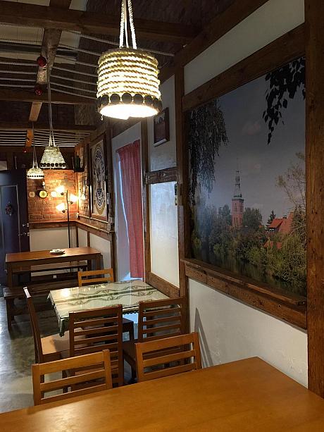 店内は森の山のレストラン風で落ち着きます。半屋外のテーブルもあり