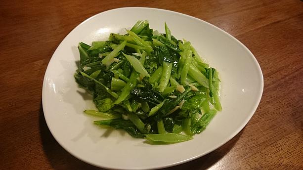 たっぷりのにんにくと一緒に炒められた季節の青ものは“芥蘭菜”<br>茎のシャキシャキ感と葉のしっとり感でリズム良く食べられます