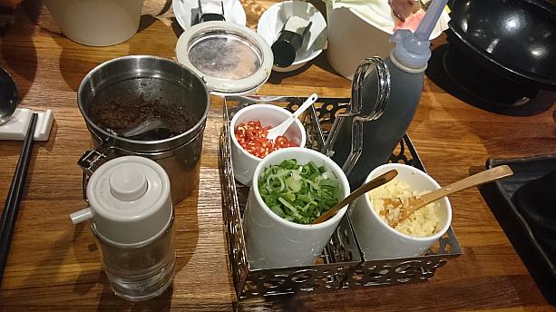 タレはお好みで作ります。左手前から酢、沙茶醤、ネギ、とうがらし、にんにく、醤油<br>ナビは「沙茶醤」がお気に入りなのでそれをもりもり入れて使います