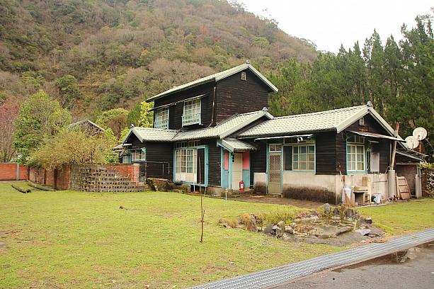日本家屋も残っています。以前はここに多くの日本人技術者家族が住んでいました。神社やテニスコート跡も残っています。ここにも山桜が咲いています