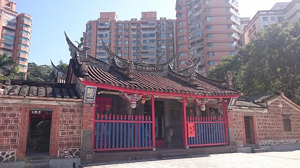MRT淡水駅より淡水老街の方ではなく、東側にある學府路をまっすぐ行くと、右側に“鄞山寺“があります。こちらは1822年に設立された客家のお寺です