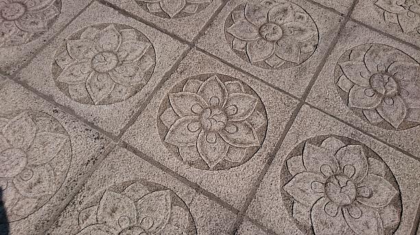 お寺と池の間には、蓮の花を型取った石畳が敷き詰められています