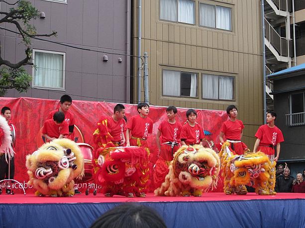 このステージを務めたのは、横浜山手中華学校の生徒さんたち。勇猛な獅子舞の下に、こんなにあどけない笑顔が隠れてたんですね。<br>太鼓などの鳴り物の演奏も見事でした。