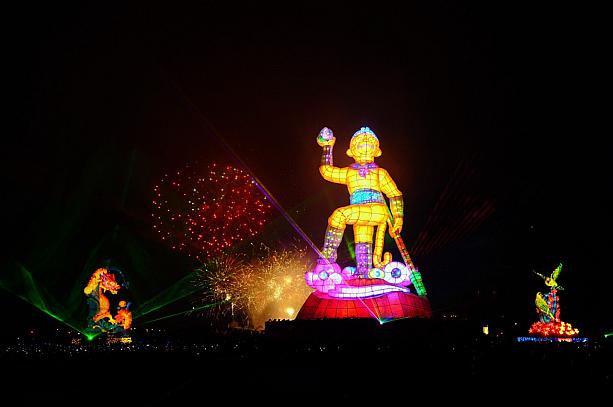 斉天大聖と呼ばれる孫悟空の姿をモデルにした「斉天創鴻運」は、高さ26m、200万個のLEDランプを用いてきらびやかな色彩を放っています。