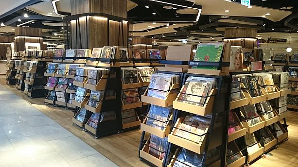 奥にはレコードコーナーもあります。台北でなかなかこれだけのレコードが揃うところはないと思います