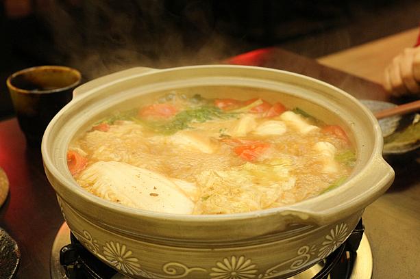 そんなわけで、お鍋のスープ材料も体がよくなるよう若干調節してくれます。これ、羊肉爐とは思えない見た目すっきりした鍋でしょ？いい香りなんです