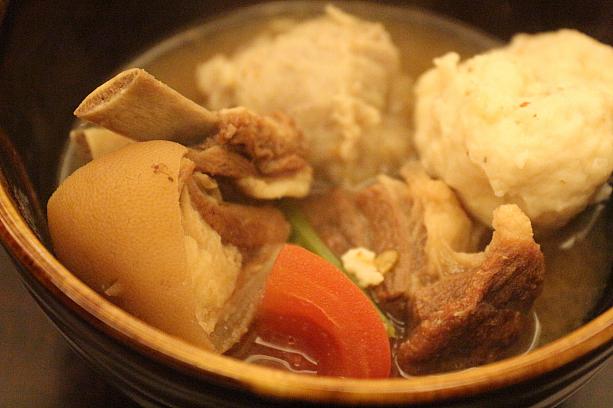 台湾では主に山羊肉を使用の羊肉爐が多いですが、こちらはすべてオーストラリアから輸入した羊肉を使用しています。臭みもなく、皮も肉も柔らかく美味。スープもおいしい！