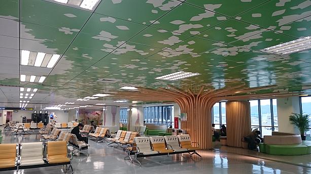 大きな木をイメージして葉が天井に広がった空間もありました〜♪ロビーが全体的にデザインされていて楽しいです