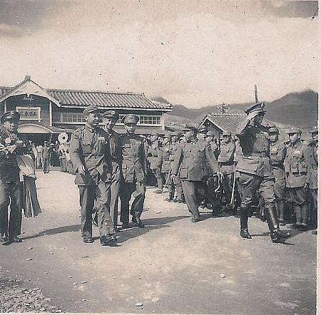 蒋介石元総統の次男である蒋緯國将軍が玉里駅を降りて、ハンティングに向かう貴重な写真