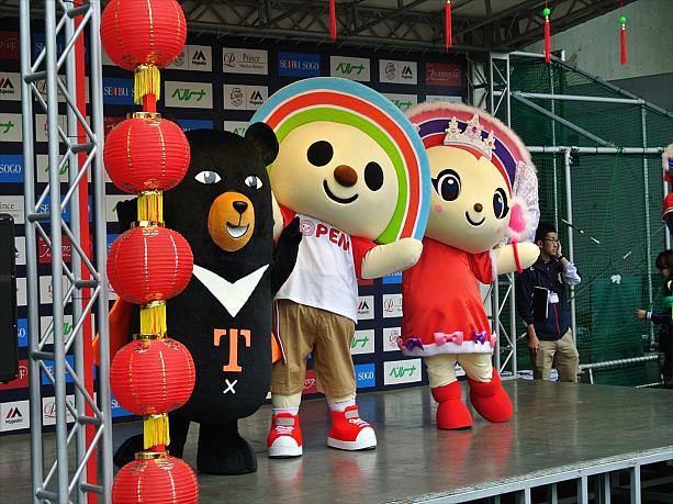 特設ステージでは、台湾獅子の伝統芸能、オーション・OhBear、OPENちゃん、PLEASEちゃんの歌やダンスも披露されました。OPENちゃんのグッズを持った台湾の方たちもいましたよ～。