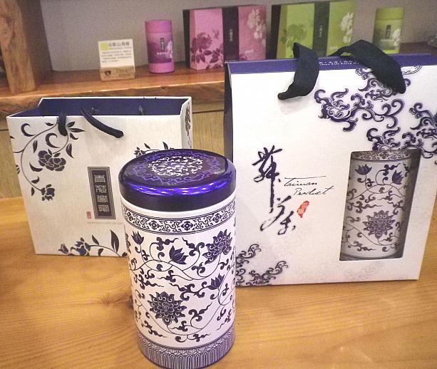 「甕仔茶」以外の茶葉は、プラス料金で中華風の缶に入れてもらえるのでお土産やギフトにもピッタリ！お手軽なティーバッグもあります。