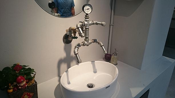 トイレから出た手洗い場の蛇口がクリエイティブなロボットの形に。中央の小さなポッチを押すと水が出てきます