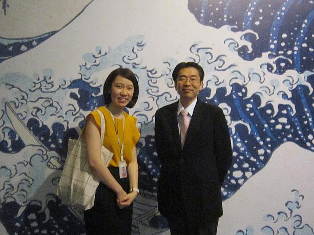 東京富士美術館のキュレーター平野さん（右）と台湾側のスタッフ。平野さんによると、約1000点ある東京富士美術館所蔵品の浮世絵の中から今回はなんと100点が貸し出されたそう。これは見ごたえ十分ですねー。