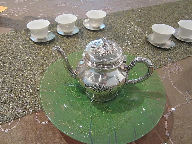 この銀の茶壺、美しいですよね。でも、銀の茶器なんて珍しい・・・<br>実は今回のテーマは「台湾紅茶」で、台湾で生産された希少な紅茶をいただいたんです。<br>「紅茶は香りと甘みが特徴です。その繊細な甘みを引き出すのに、銀器が適してるんですよ」と宜靖先生。