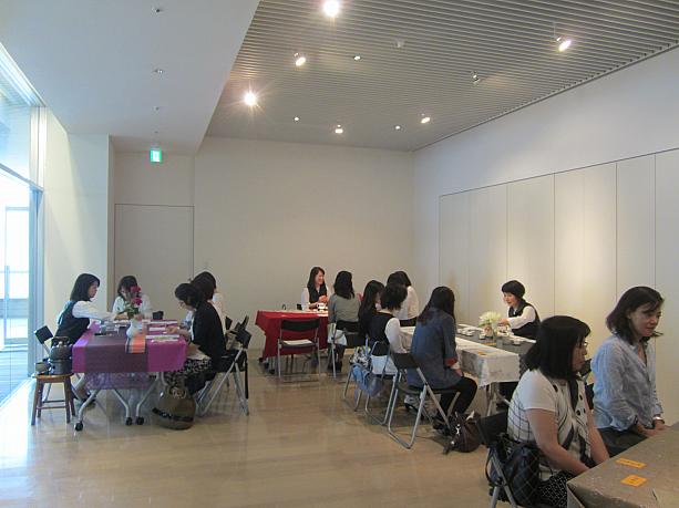 実はこの「出張お茶会」は今回が2回目。昨年11月に日本での初お茶会が開催され、とても好評だったので、第2回目を開催することになったそう。<br>会場には全部で5つのお茶席があり、それぞれ違う種類のお茶が準備されていて、お客様が好きなお席を選べるようになっています。