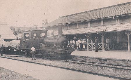 1905年に竣工した初代台中駅舎をバックに構内に佇むタンクロコ
