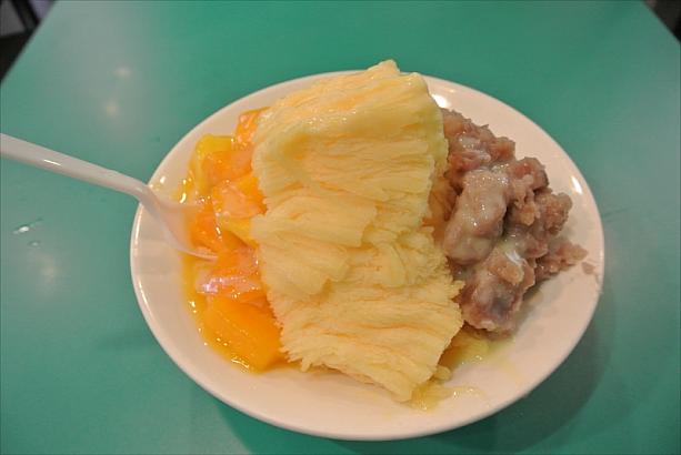 最後は永康街にある「芋頭大王」へ。「タロ芋マンゴースノーアイス」はマンゴーかき氷にタロ芋がトッピングされています。冷たいかき氷に甘さ控えめのタロ芋の相性がバッチリ！こちらも１人で完食してしまいました♪
