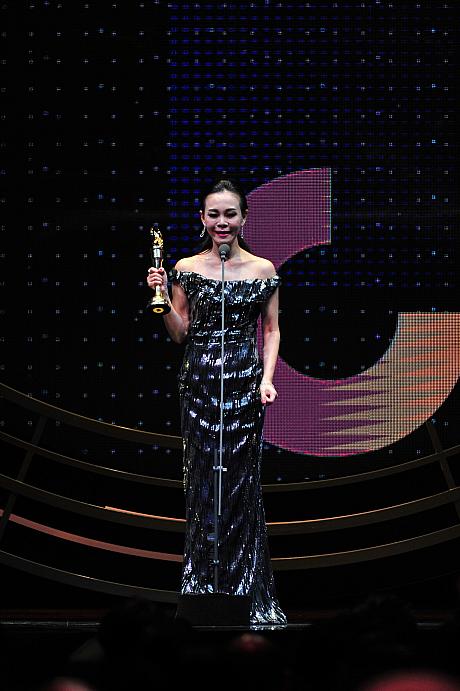 20年の長い歌手人生で初めて「最佳國語女歌手獎(中国語女性歌手賞）」を受賞した彭佳慧の涙に感動しました～!