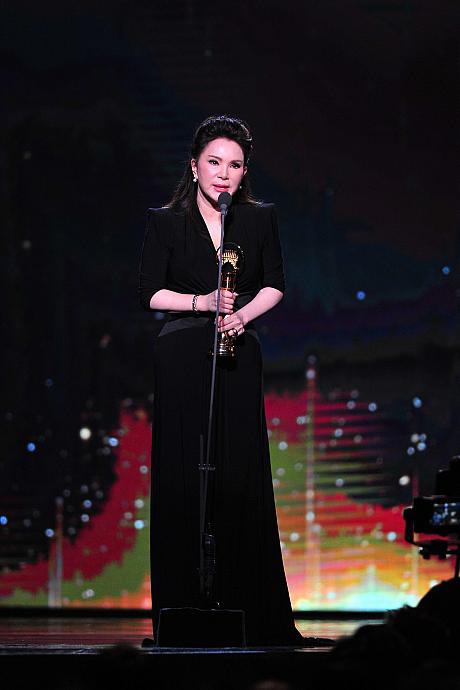 「特別貢獻獎」の受賞者はベテラン台湾人歌手のトレイシー・ホアン(黃鶯鶯)。