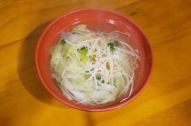 「青菜湯（40元）」はキャベツとしょうがたっぷりのスープ！キャベツの量を間違えているんじゃないか？というくらい多いので、これも2人で1つで十分なボリュームです♪