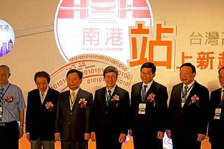 記念式典には、台湾の副総統である陳健仁氏（画面中央）ほか多数の来賓が出席。新しい高鉄の玄関口「南港」駅の開業を祝いました