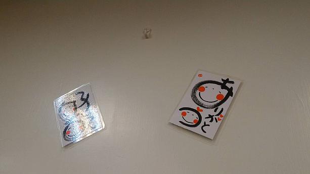 壁にもポストカードが貼られてること？