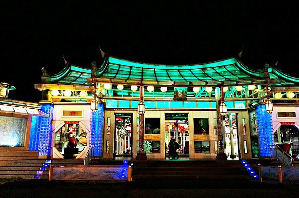 鹿港彰濱工業区にある台灣玻璃博物館が1.2億台湾元をかけて作られた「台灣護聖宮藝術中心」。夜に訪れると…こんなにライトアップされていました！