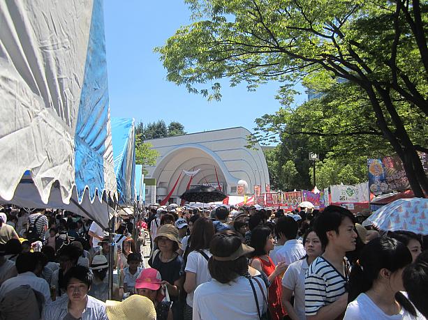 7月30～31日に、東京・代々木公園で「台湾フェスタ2016」が開催されました。<br>真夏の太陽の下、台湾好きがどんどん集まってきて、お昼時には身動きもとれないほどの激混みっぷり。<br>食べ物の屋台はもれなく長蛇の列です。