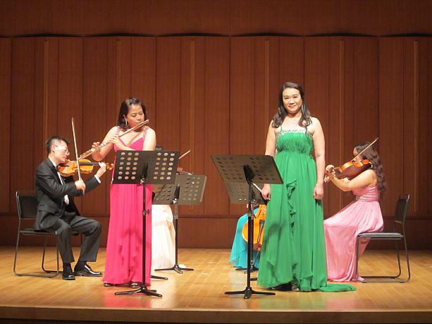 ピアノやヴァイオリンの独奏曲もあれば、ソプラノの美しい歌声とのコラボやフルートとの重奏もあり、バリエーション豊かな演奏が聴衆を魅了します。<br>台湾でおなじみの民謡の美しい調べに、思わず涙を流す観客の姿も。