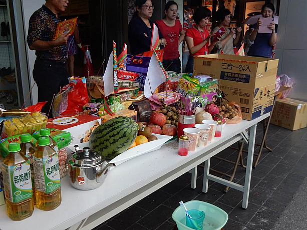 今、台湾は中元節（鬼月）の季節ということで、並べている食べ物は亡くなった方やご先祖さま、神様へのお供え物なのだそう