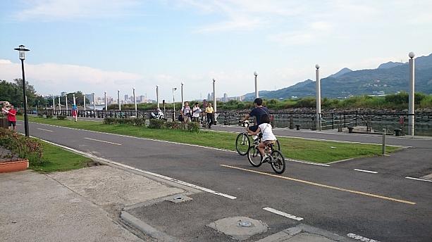 向かったのは、淡水河・MRT路線と並行して走る金色水岸自行車道。淡水駅から台北方面へ走ります。