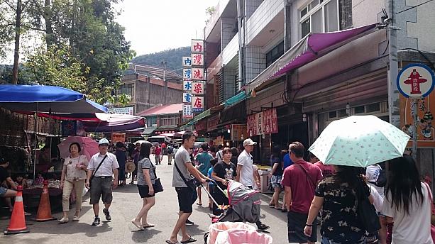 道の両脇にはさまざまな商店が軒を連ねています。お店を冷やかしながら、あれこれと散策。台湾人にも人気の観光地なので、人がいっぱい～！