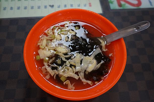 こちらの人気スープは粿仔湯なのですが、ちょっとお腹に余裕がなかったので、紫菜湯（20元）にしてみました。ちょっぴり甘めの味付けで雞肉飯に良く合います