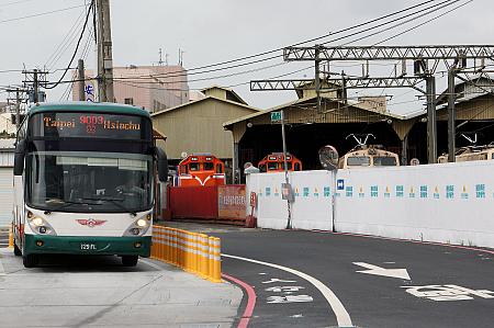 台鉄新竹駅の北側に開設された新竹轉運站に停車中の高速バス。周辺に点在していた4ヵ所の乗り場を集約したことで、利便性は大きく向上。11路線のバスが乗り入れます